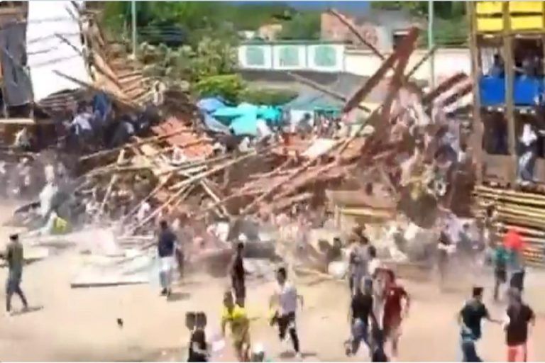 Viral Video : बैलांच्या झुंजीदरम्यान स्टेडियमचा स्टँड कोसळला, 4 जणांचा मृत्यू तर 300 जखमी, धक्कादायक व्हिडिओ होतोय व्हायरल!